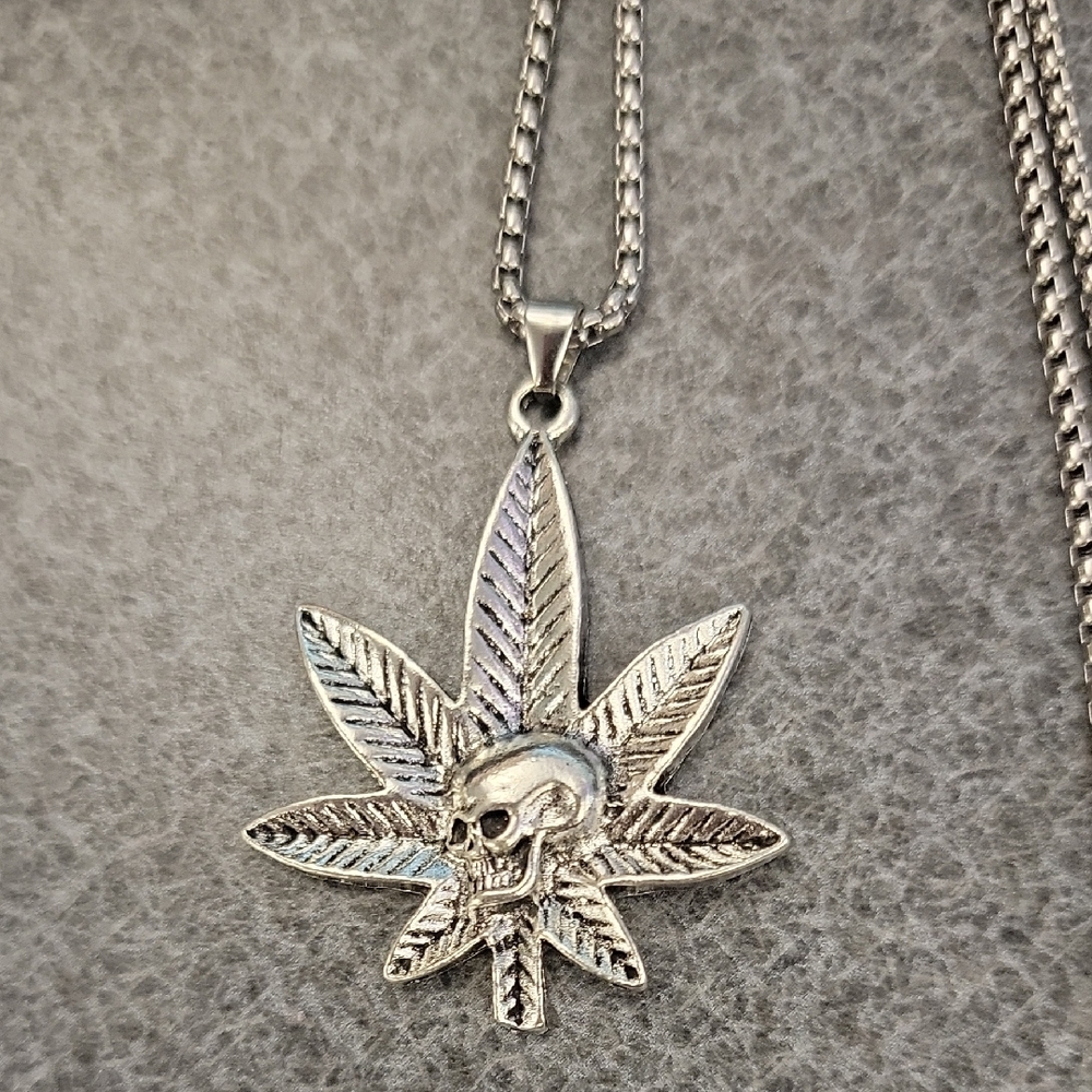 Silver Skull Leaf Pendant Necklace